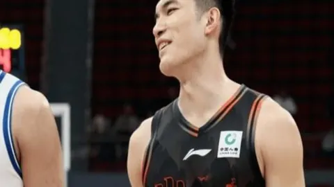 卢克-肖气场待提升！内维尔提醒：队友面临两难抉择困境